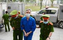 Hình ảnh cựu GĐ BV Tim Hà Nội Nguyễn Quang Tuấn tóc bạc trắng hầu tòa