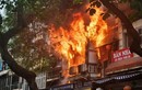 Hà Nội: Ngôi nhà trên phố Hàng Mã cháy ngùn ngụt, người dân hoảng sợ