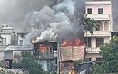 Hà Nội: Xưởng gỗ cháy dữ dội, cột khỏi bốc cao hàng trăm mét
