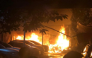 Cháy lớn tại một bãi giữ ô tô trong đêm ở Hà Nội