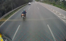 Xử lý tài xế “nằm yên xe máy, lao vút trên Đại lộ Thăng Long“