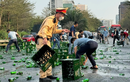 Hà Nội: Xe đầu kéo gặp sự cố, hàng trăm chai bia rơi xuống đường