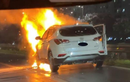 Ô tô Santa Fe bốc cháy dữ dội trên đường Vành đai 3