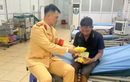 CSGT kịp thời đưa người đàn ông gặp nạn đi cấp cứu