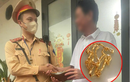 CSGT trao trả người dân 5 chỉ vàng đánh rơi trên đường