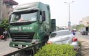 Container hất văng bánh Toyota Vios trên Quốc lộ 5