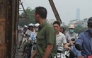 Ùn tắc cầu Long Biên vì xác chết nổi trên sông Hồng