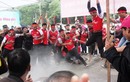 Pháo nổ tung trời giữa lễ hội Côn Sơn, dân phấn khích