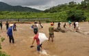 Vỡ đập thủy lợi Đầm Thìn: Dân đổ xô xuống hồ bắt cá