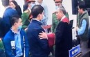 Chủ tọa bắt tay ông Nguyễn Đức Chung: Pháp luật tình người!