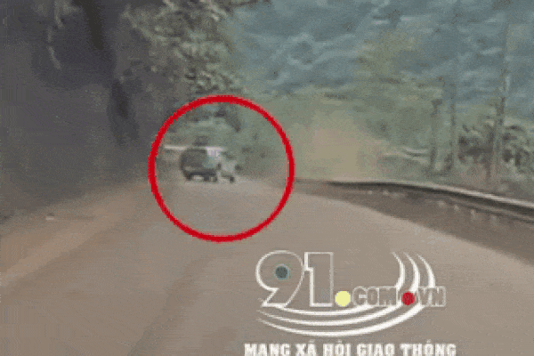 Video: Bán tải lao xuống vực sâu, tài xế thoát chết hy hữu ở Lào Cai