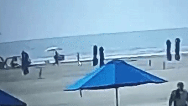 Người phụ nữ bị sét đánh tử vong khi đang đi dạo bãi biển