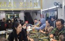 Đội mưa đến phố vàng ở Hà Tĩnh mua “lộc đầu Xuân”