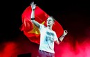DJ huyền thoại Armin vẫy cờ Việt Nam, khuấy động sân khấu