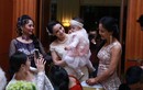 Con gái Trang Nhung ngơ ngác trong tiệc cưới bố mẹ