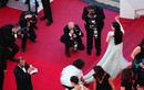 Lý Nhã Kỳ có người chỉnh váy trên thảm đỏ Cannes