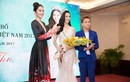 Hà Thu nhận vương miện, chính thức tham gia Miss Earth 2017