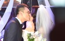 Khắc Việt đắm đuối hôn vợ DJ trong đám cưới tại HN