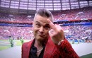 Giơ "ngón tay thối" tại World Cup, Robbie Williams bị mafia truy lùng?