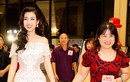 Đỗ Mỹ Linh được mẹ hộ tống đi chấm thi Hoa hậu Việt Nam