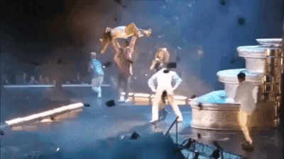 Taylor Swift ngã chỏng vó trên sân khấu vì bị vũ công ngáng chân