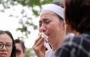 Vợ, con trai nghệ sĩ Thanh Hoàng khóc ngất ở lễ đưa tang