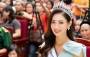 Hoa hậu Lương Thùy Linh được hàng ngàn người dân Cao Bằng vây kín