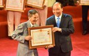 Nghệ sĩ Trần Hạnh xúc động nhận danh hiệu NSND ở tuổi 90