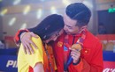Khánh Thi ôm chầm Phan Hiển khóc nức nở khi chồng giành HCV ở SEA Games