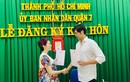 Bạn trai nhảy múa tưng bừng khi đăng ký kết hôn với Pha Lê