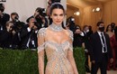 Kendall Jenner cầm đầu phe “mặc như không” trên thảm đỏ Met Gala 