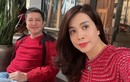 Chí Trung diện trang phục đỏ đồng điệu cùng bạn gái doanh nhân