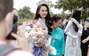 Hoa hậu Mai Phương trở về quê, xúc động khi gặp bố mẹ