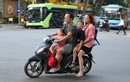 Phụ huynh 'đầu trần' phóng vun vút, học sinh Hà Nội đi xe phân khối lớn