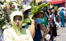 Hàng nghìn người đội nắng đứng bên đường tiễn biệt nghệ sĩ Vũ Linh 