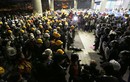 Ảnh cảnh sát Hồng Kông ngăn người biểu tình chiếm nhà công quyền