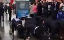 “Dậy sóng” cảnh nhân viên bò lồm cồm trên phố vì bán háng kém