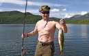 Tổng thống Putin cởi trần câu cá trong kỳ nghỉ ở Siberia
