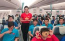 Ngắm gu thời trang của nữ tiếp viên cực xinh chụp cùng đội tuyển Việt Nam