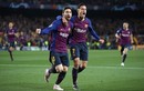 Messi chói sáng, Barca tiễn MU rời Champions League