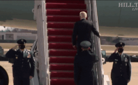 Tổng thống Biden nhiều lần vấp ngã trên cầu thang máy bay