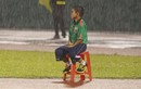Cậu bé nhặt bóng ngồi dầm mưa trong trận cầu V.League