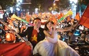 Ảnh cưới “vàng” của đôi trẻ giữa rừng cờ mừng chiến thắng U23 Việt Nam