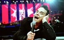 Robbie Williams ngã gãy tay người hâm mộ