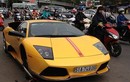 Siêu xe Lamborghini thay bánh giữa đường Sài Gòn 