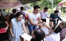 MC Hồng Phượng vác bụng bầu 8 tháng đi từ thiện cùng chồng 