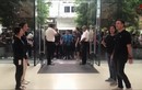 Video: Hàng trăm người ùa vào Apple Store Singapore mua iPhone XS