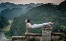 Thiếu nữ gây tranh cãi với tư thế tập yoga nơi hiểm trở