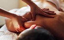 Kỹ năng massage quá tốt, bé gái gặp thảm kịch