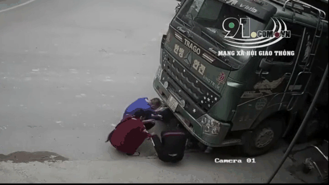Video: Hai thanh niên đi xe máy thoát chết khó tin dưới gầm xe tải
